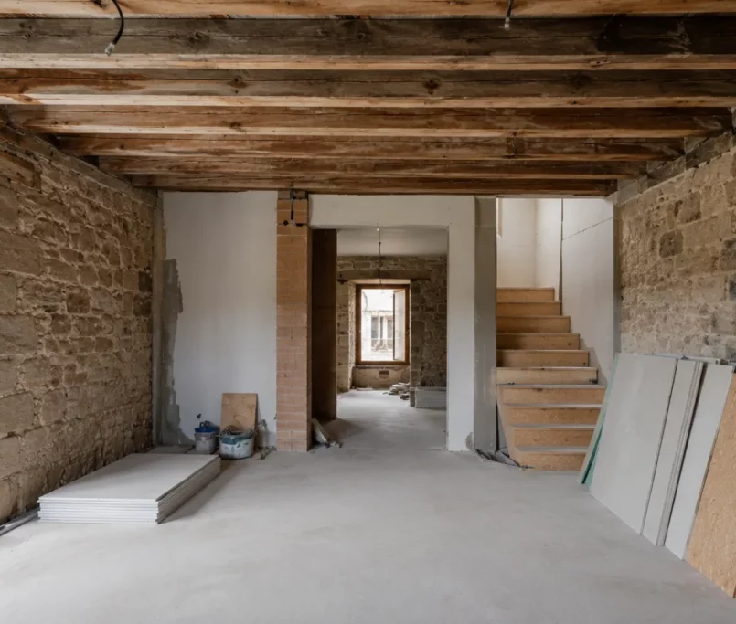 Interior de vivienda en proceso de reforma integral en Burgos con tabiques derribados y estructura vista