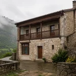 Casona de piedra rehabilitada en un pueblo de Las Merindades, norte de Burgos
