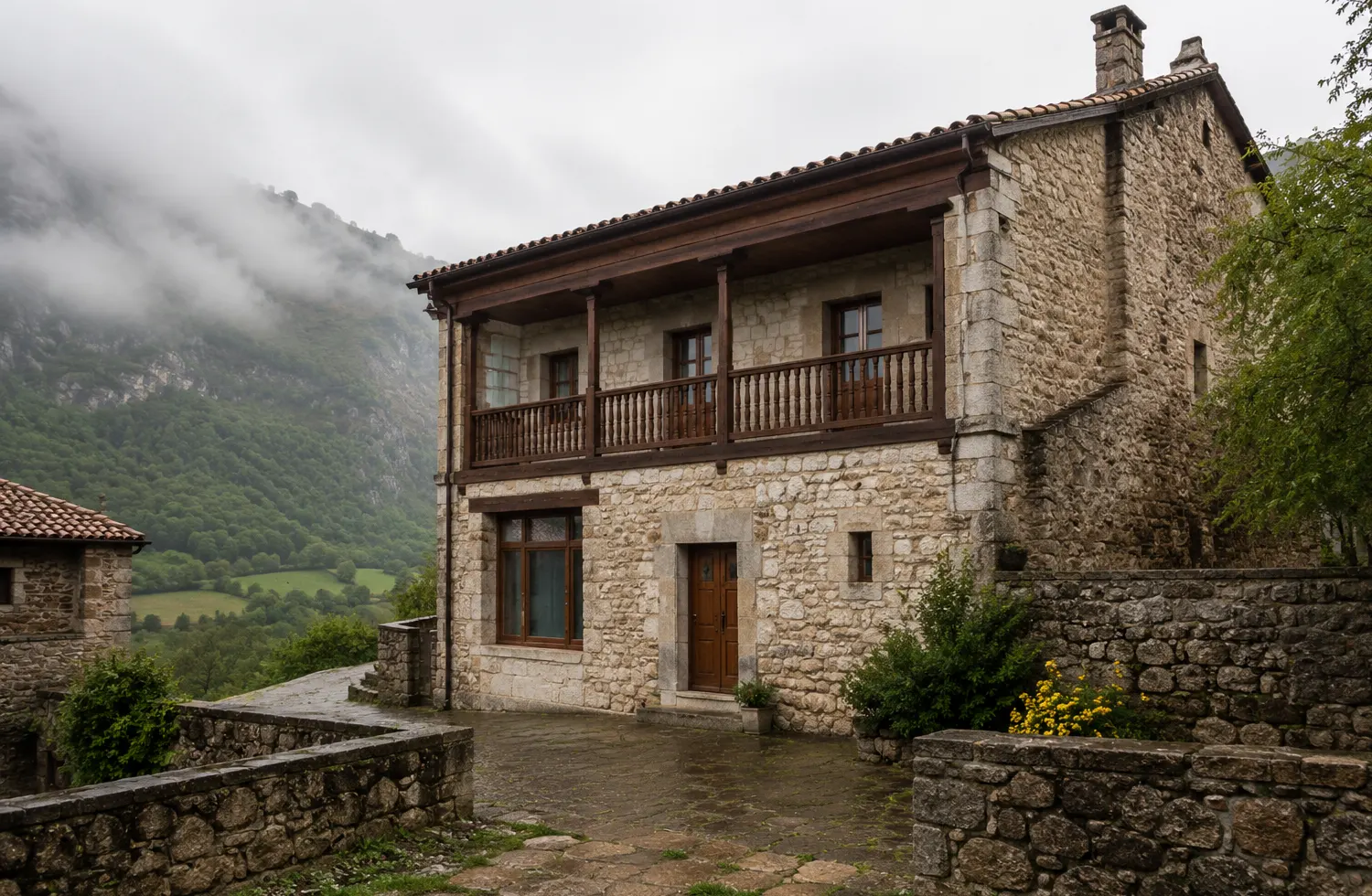 Casona de piedra rehabilitada en un pueblo de Las Merindades, norte de Burgos